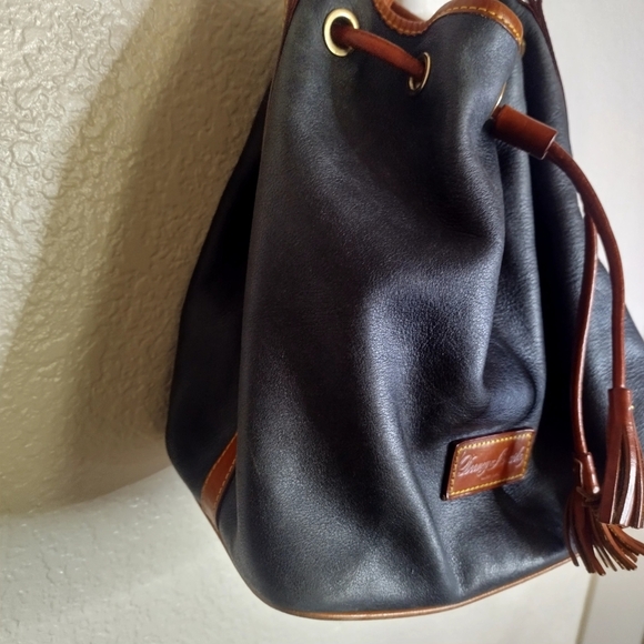 DOONEY & BOURKE WEXFORD TASHA LEATHER DRAWSTRING SHOULDER BAG BLACK - Picture 3 of 9